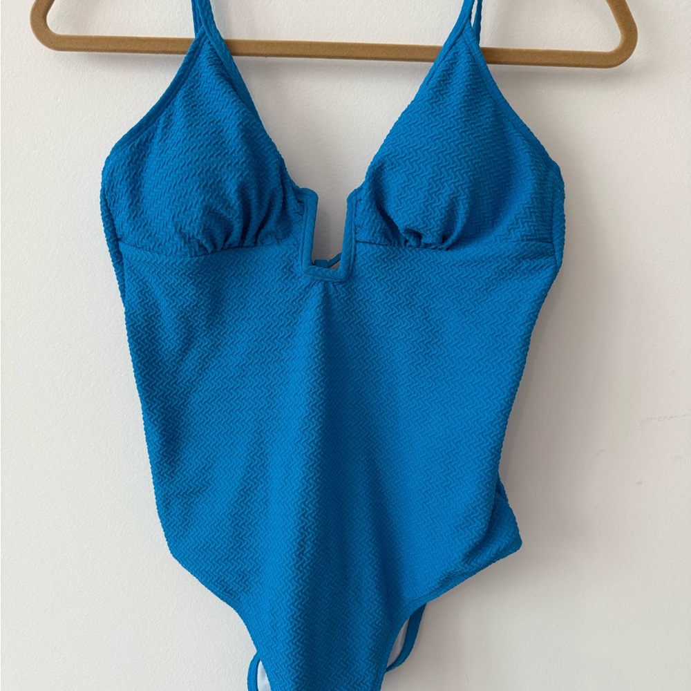 Cupshe Blue Textured One Piece Swimsuit with V-Neckline